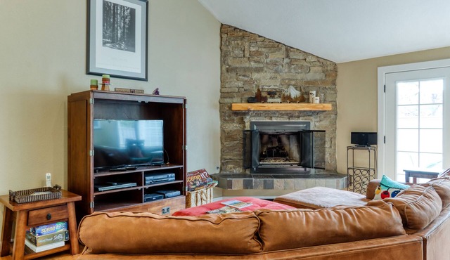 Dog-friendly home with pool & hot tub access, fireplace, bikes, and WiFi