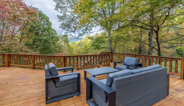 Dog-friendly home with WiFi, private washer/dryer, grill, hot tub, firepit