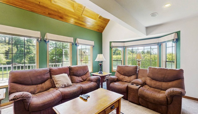 Dog-friendly house with ocean views & private tennis court