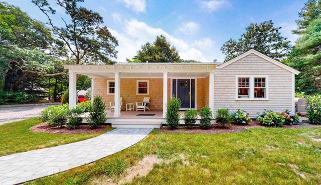 Dog-friendly house in a quiet neighborhood with furnished porch & washer/dryer