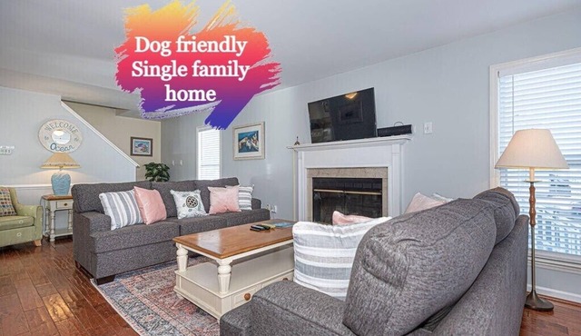 Dog-Friendly house. Luxury 2-story, 3 bedrooms plus den house with free WiFi, linen included, backyard for pet friendly, located in a family-friendly neighborhood on the bayside just a few blocks from the beach!