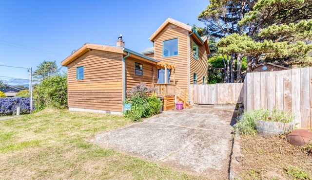 Dog-friendly house near beach w/hot tub, fireplace, enclosed yard, full kitchen