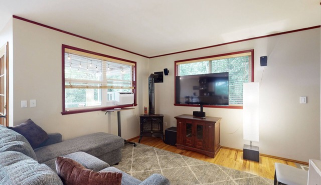 Dog-friendly house w/enclosed yard, dedicated workspace, gas grill, W/D