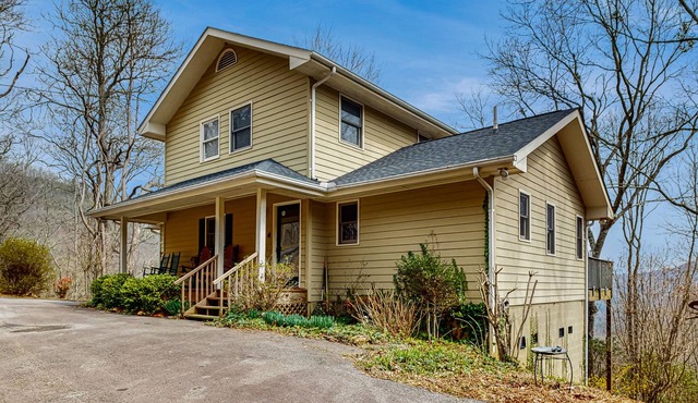 Dog-friendly house w/gorgeous mountain views, deck & hot tub