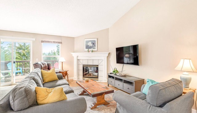 Dog friendly house w/spacious deck, gas grill, near Manzanita and the ocean