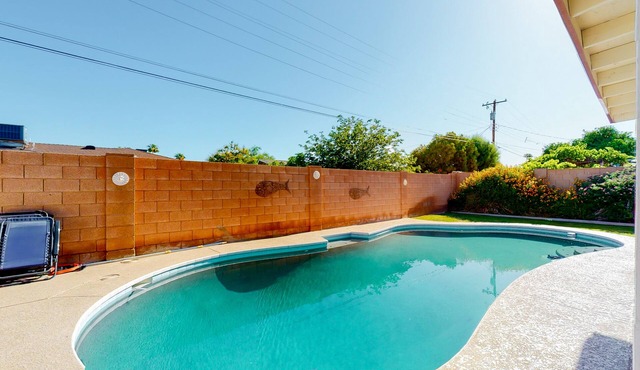 Dog-friendly house with retro feel, pool, fireplace & patio - snowbirds welcome