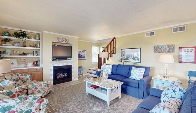 Dog-friendly House w/Water View, Free WiFi, AC, Private Hot Tub