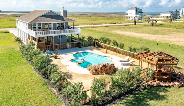 Dog-friendly house with private pool, spacious deck, central AC, & washer/dryer