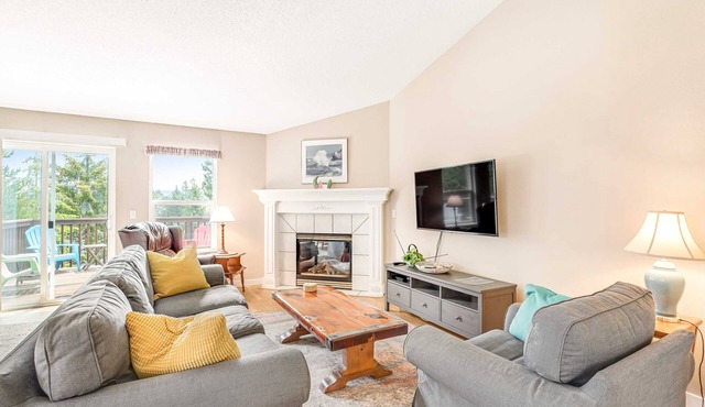 Dog friendly house withspacious deck, gas grill, near Manzanita and the ocean