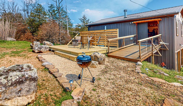 Dog-friendly lakefront studio with a full kitchen, TV, yard, water views