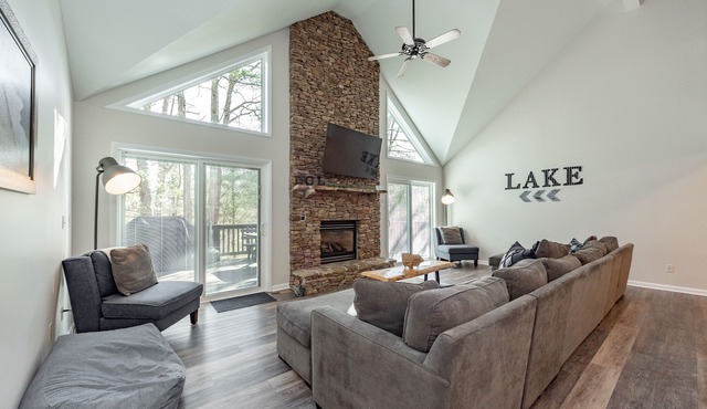 Dog Friendly Lake Access Lodge w/Dock & Hot Tub