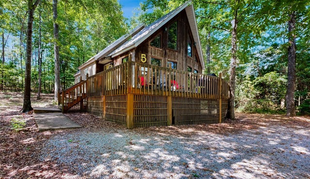 Dog friendly lake cabin with wrap-around deck, and shady outdoor dining
