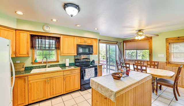 Dog-friendly Lake George Home: 3 Mi to Beach!