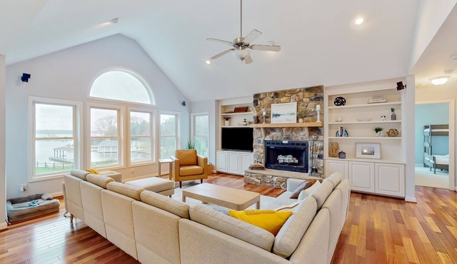 Dog-friendly lake luxury with dry sauna, hot tub, game room