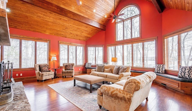 Dog Friendly, Lake Views, Private Dock & Cozy Fire Nights