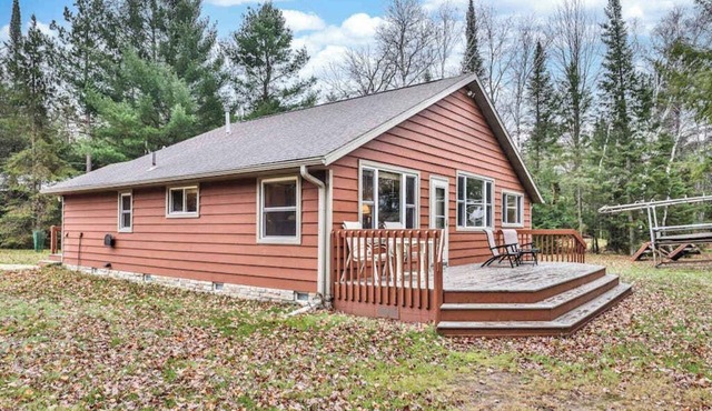 Dog-friendly lakefront cottage with private dock, firepit, grill & washer/dryer