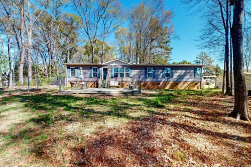 Dog-Friendly Lakefront Home with Dock in Saluda