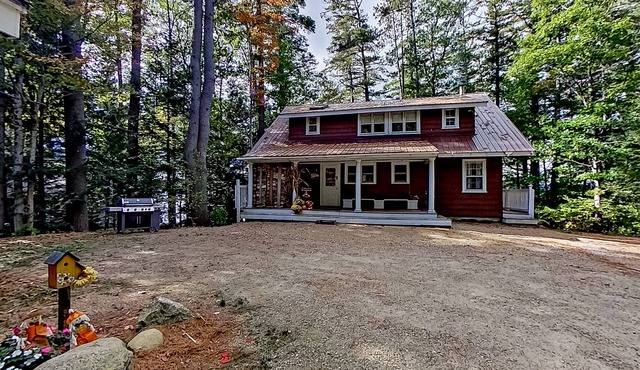 Dog-friendly lakefront cottage with private dock, air hockey, water access, W/D