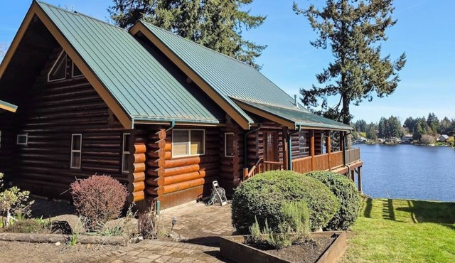 Dog-Friendly lakefront home with dock, kayaks & game room