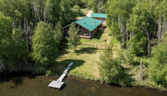 Dog-friendly lakefront cabin with private hot tub & inflatable kayaks
