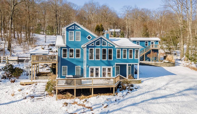 Dog Friendly Lakeside Luxury Minutes from the Slopes w/Hot Tub