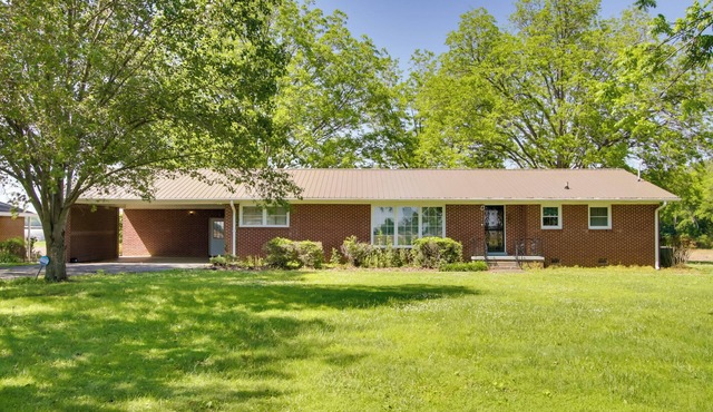 Dog-Friendly Lexington Retreat: Step-Free Access!