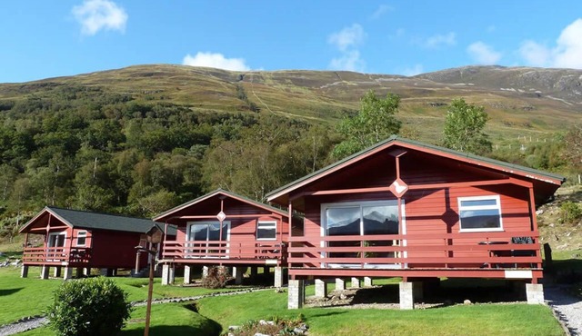 Dog-friendly lochside chalet with balcony, stunning mountain views!