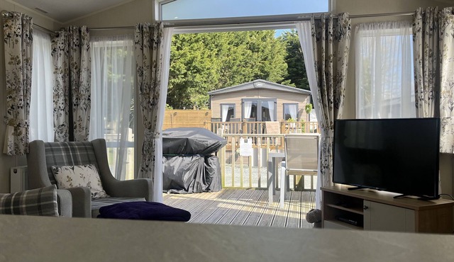 Dog Friendly Lodge with hot tub, Quiet Location