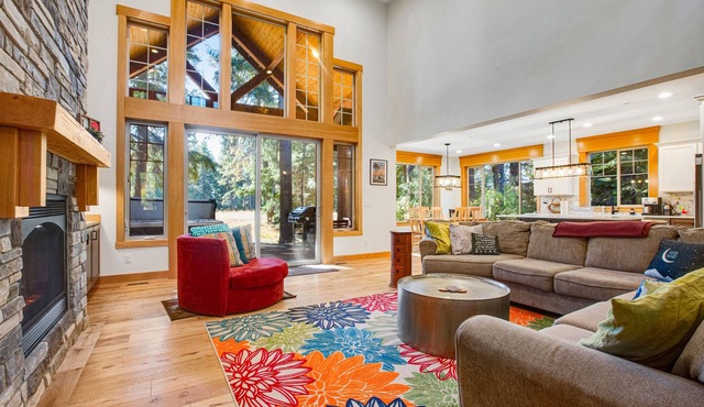 Dog-friendly lodge with hot tub, beautiful setting, Ping-Pong & air hockey