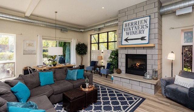 Dog-Friendly Loft, Cozy Fireplace: Perfect Retreat