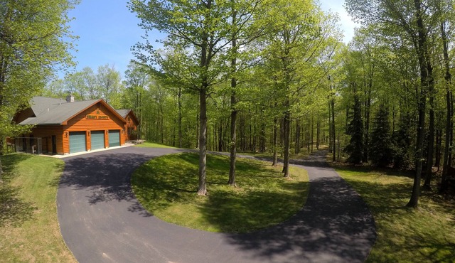 Dog Friendly Log cabin W/Hot tub, Fiber optic near Sleeping Bear Dunes & TC