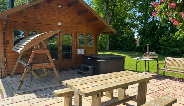 Dog Friendly Log Cabin with Hot Tub - Seiriol