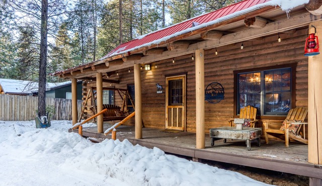 Dog-friendly log cabin with a private hot tub, washer/dryer, full kitchen, deck