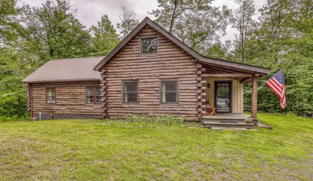 Dog-friendly log cabin w/ fireplace & WiFi - close to skiing, shopping & dining