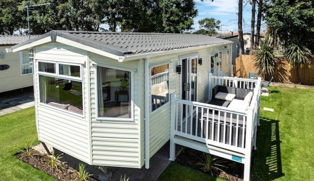 Dog Friendly* Lovely Caravan by the Beach at Lyon’s Lido Beach Prestatyn