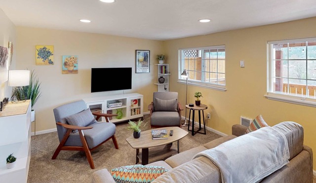 Dog-friendly lower level of duplex w/enclosed deck, washer/dryer, mountain view