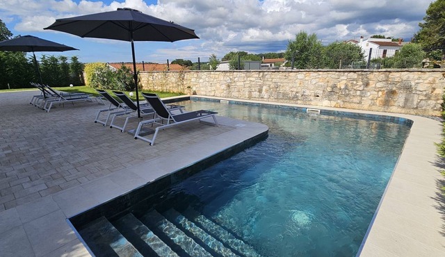 Dog-friendly luxury apartment with pool, cot, parking space, WiFi