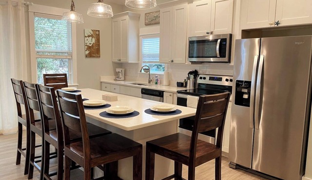 Dog Friendly Luxury Condo, Walk to the Beach