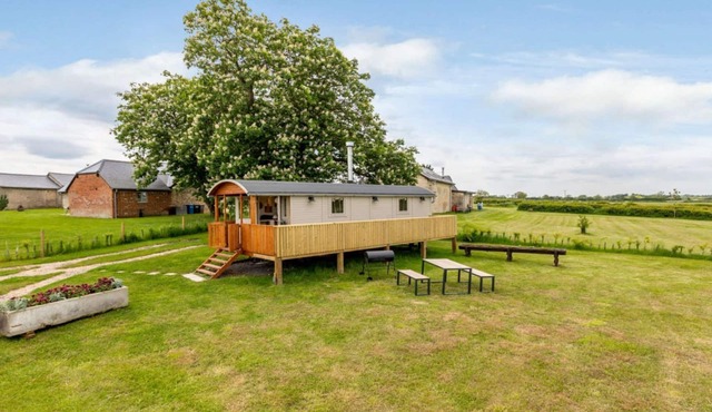 Dog friendly luxury shepherd's hut for 2 in the Cotswolds - Vespers