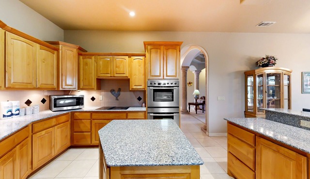 Dog-friendly luxury home with private pool, fireplaces, home theatre, grill, W/D