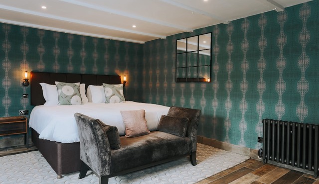 Dog-friendly luxury super-king studio suite with full kitchen