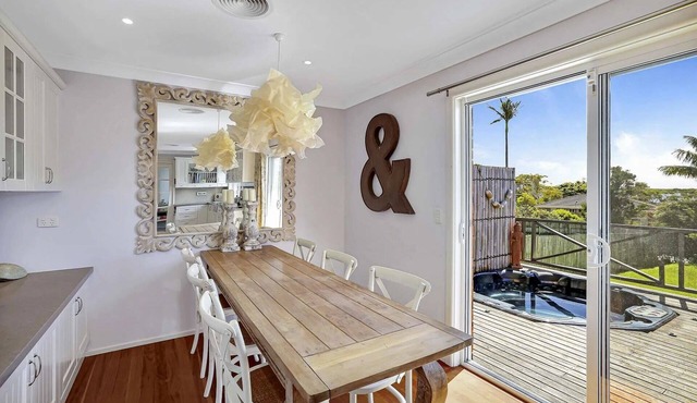 Dog friendly Mollymook Beach house with Hot spa, Aircon and coffee machine