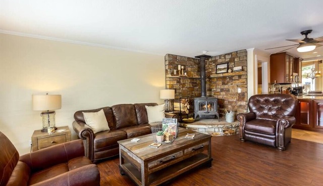 Dog-Friendly Midtown Bend Home w/Fenced Yard