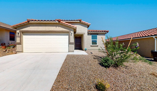 Dog-friendly modern home with children's items, open-concept layout, & W/D