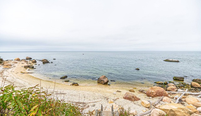 Dog-friendly modern charmer with wood-burning fireplace, grill, W/D, and AC