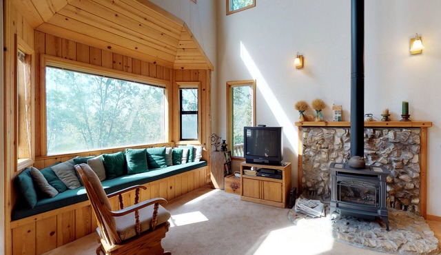 Dog-friendly mountain cabin with gas fireplace near skiing