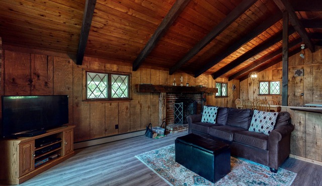 Dog-friendly mountain escape w/wood fireplace & access to Birchview by the Saco