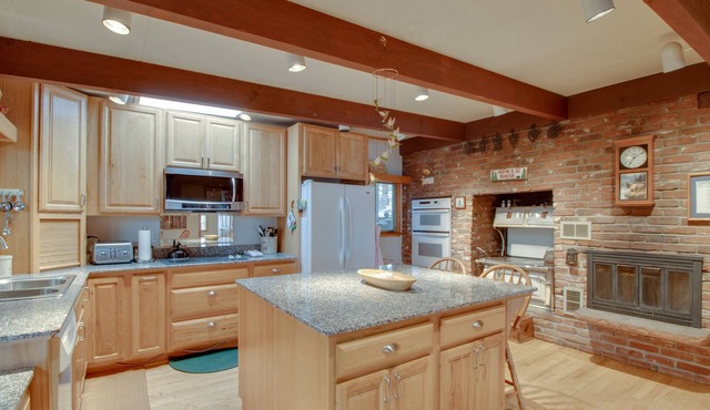 Dog-friendly mountain haven with full kitchen, furnished patio, & forest views
