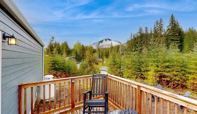 Dog-friendly mtn-view cabin near river with firepit, small deck, & washer/dryer