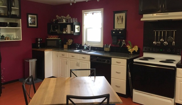 Dog-friendly NE Portland - Private Home, 750 sq. ft.- off street parking